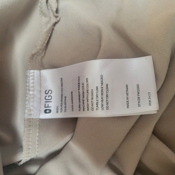 FIGS Catarina scrub top in Tan Size Small,  Desert tan sand Color, One Pocket - Picture 8 of 8